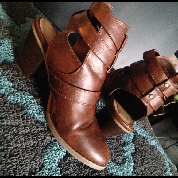 Brown report booties w/ buckle