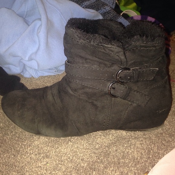 Short black boots with buckles