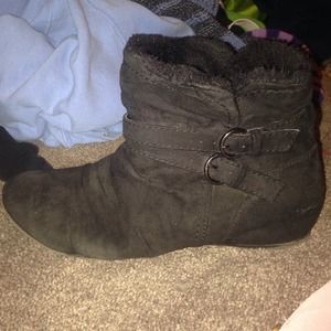 Short black boots with buckles