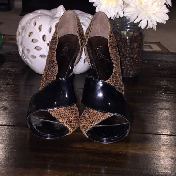 Carlos Santana black and brown heels