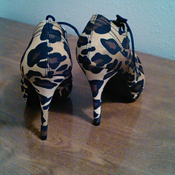 ****SOLD***  X-APPEAL Lace up leopard print heels - Picture 2 of 4