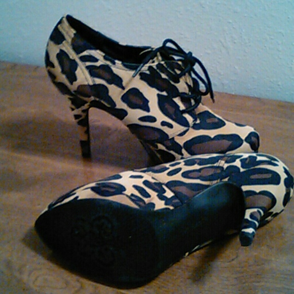 ****SOLD***  X-APPEAL Lace up leopard print heels - Picture 4 of 4