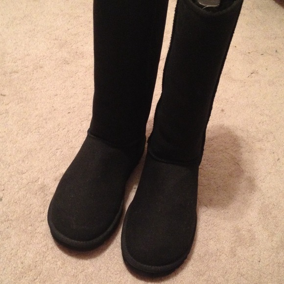 Black Ugg boots