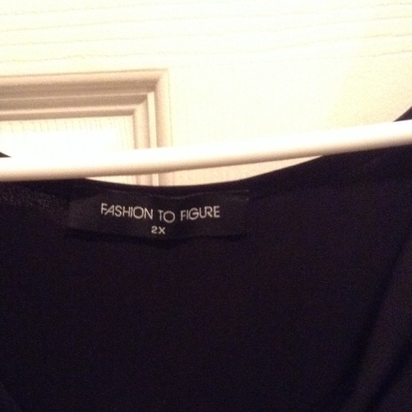 Gorgeous dress with draped top and zipper detail - Picture 2 of 3