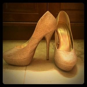 Gold sparkly pumps