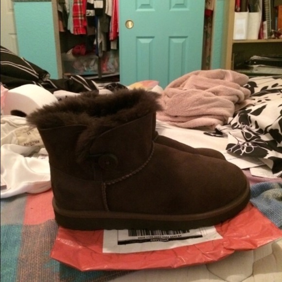 UGG Australia Mini Bailey Button - Picture 5 of 5