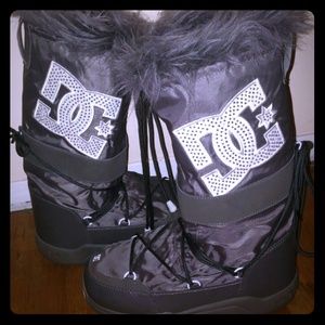 DC SNOWBOOTS SIZE 10
