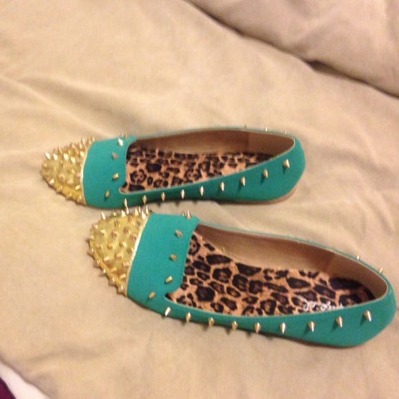 NEVER WORN Unique teal shoes
