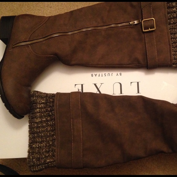 Just fab zipper boots with sweater-like cuff!