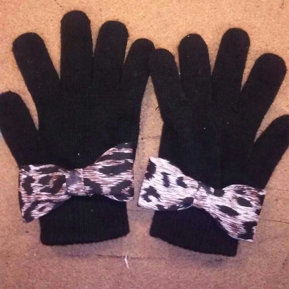 Black gloves with leopard bows.