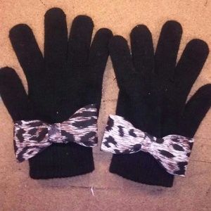 Black gloves with leopard bows.