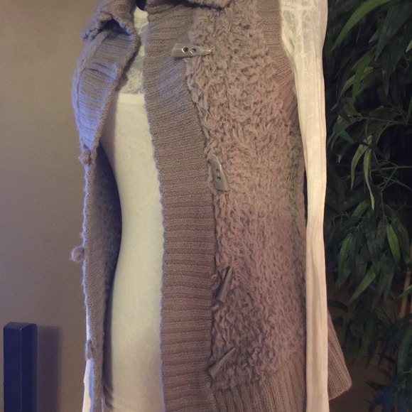 No Trade. Kensie Vest - Picture 2 of 4