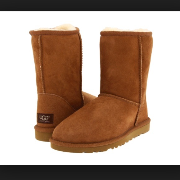 ISO any classic short, bailey bow, or sequin uggs!