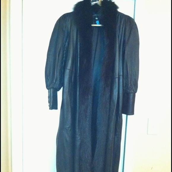 Beautiful women's black leather and fur coat!