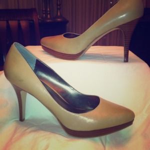 Women's tan leather heels!
