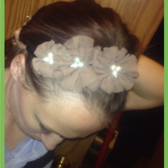 🔴SOLD🔴 Headband with flowers on it - Picture 2 of 2