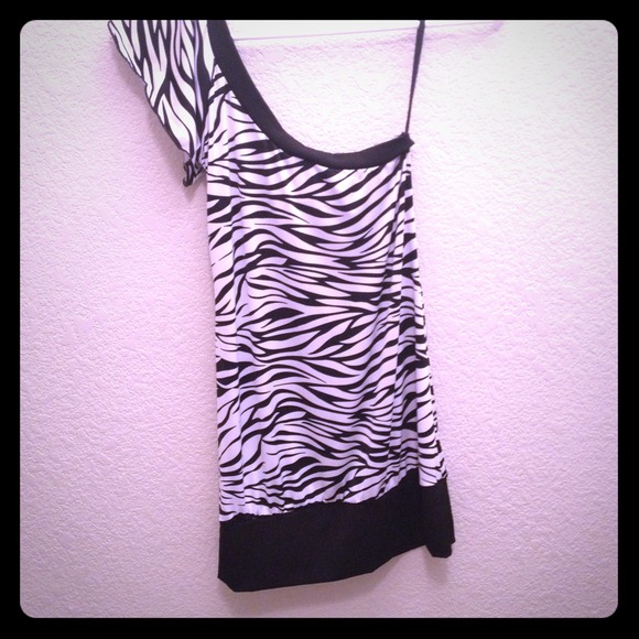 Cute Black & White Top