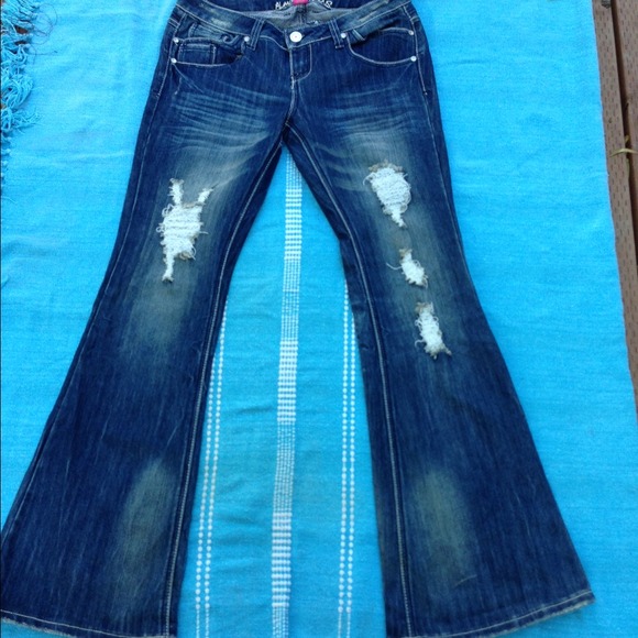 Worn once mint Almost Famous distressed jeans 9