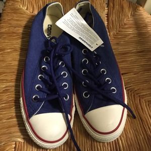 Sale🎉 Navy blue converse with red piping