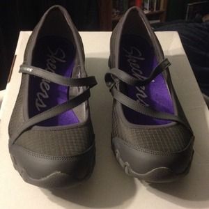 Grey leather cross strap flats NWOT