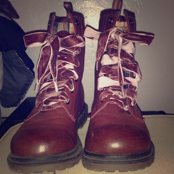 Burgundy combat zipper less boots!💪
