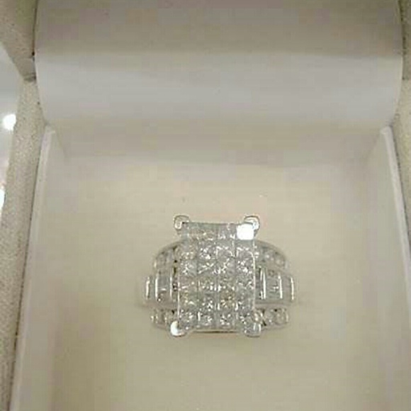Huge 4.00ctw  Diamond  14k White Gold Ring.