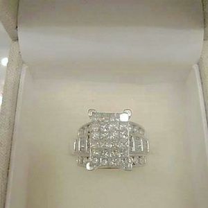 Huge 4.00ctw  Diamond  14k White Gold Ring.