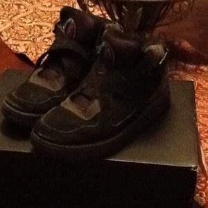 Boy tennis shoes