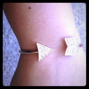Gold arrow bracelet