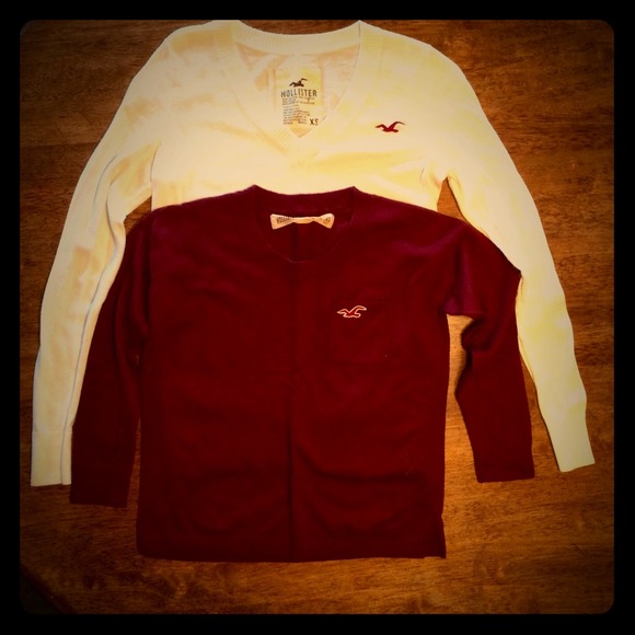 2 ex small hollister sweaters😍