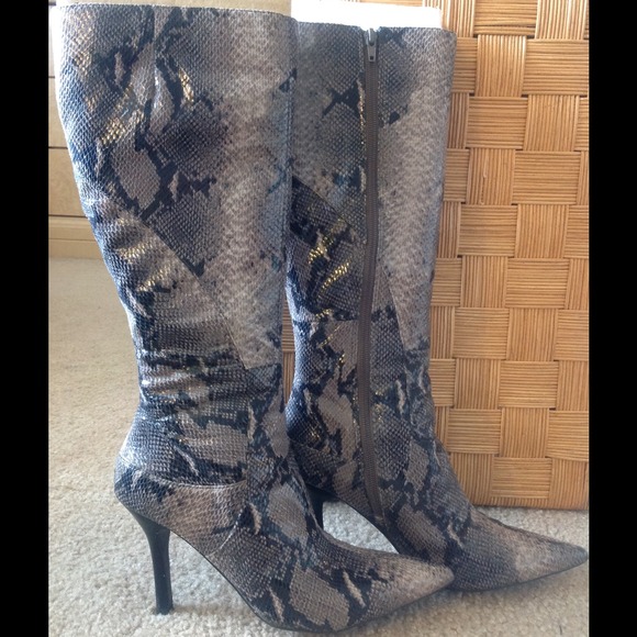 🌸🌸PYTHON SNAKESKIN BOOTS 🌸🌸 (Buyers Only)