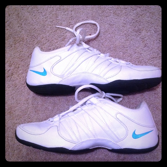 White nike fashion shoes. Near perfect condition
