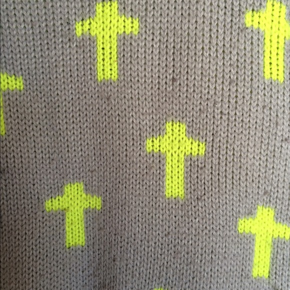 Grey sweater with yellow crosses - Picture 2 of 2