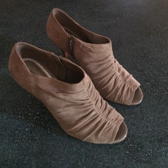 Genuine leather khaki peep toe heels. Size 8m
