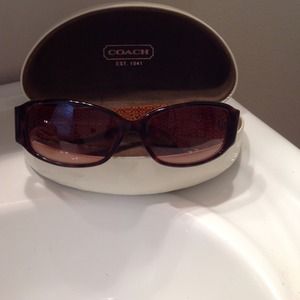 💯% Authentic COACH sunglasses with case😎.