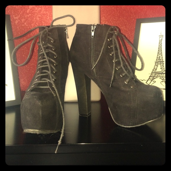 Block heel platform lace-up boots