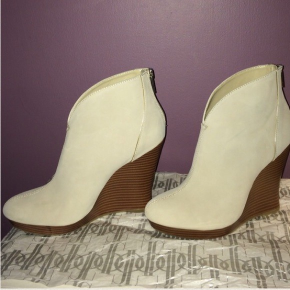 Jennifer Lopez Boots - Cream color jlo cream color boots