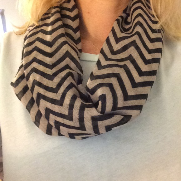 🚫SOLD🚫Infinity scarf Black and Tan