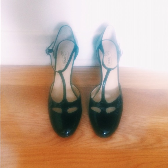 Black patent t strap heels