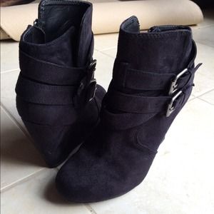 Reduced! Nine West suede booties