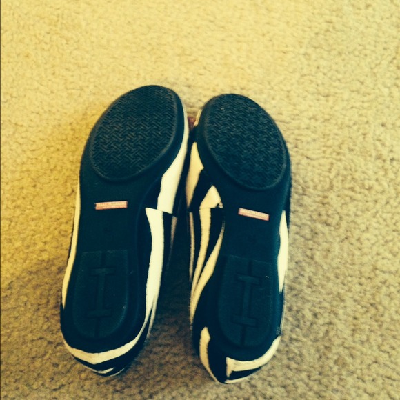 Issac Mizrahi zebra shoes with pink bow - Picture 2 of 2