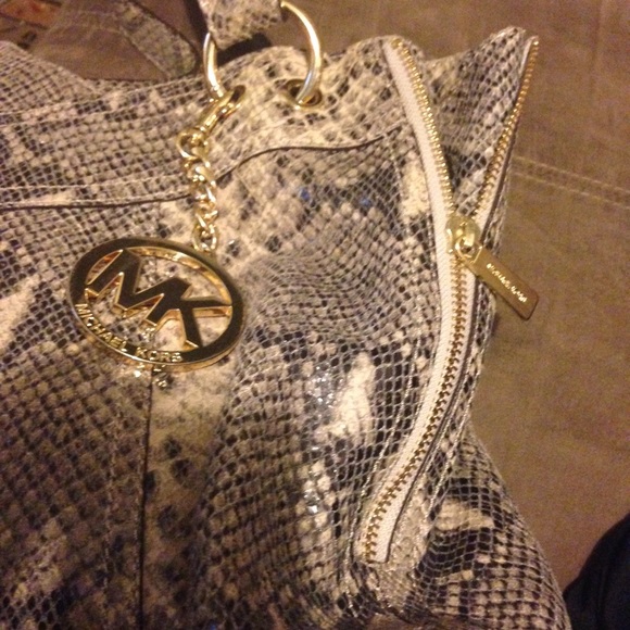 Convertable Micheal kors animal print leather bag - Picture 2 of 4