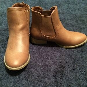 Tan Chelsea boots