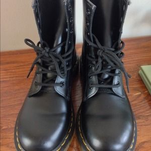 women's doc martens 1460 smooth black size 8