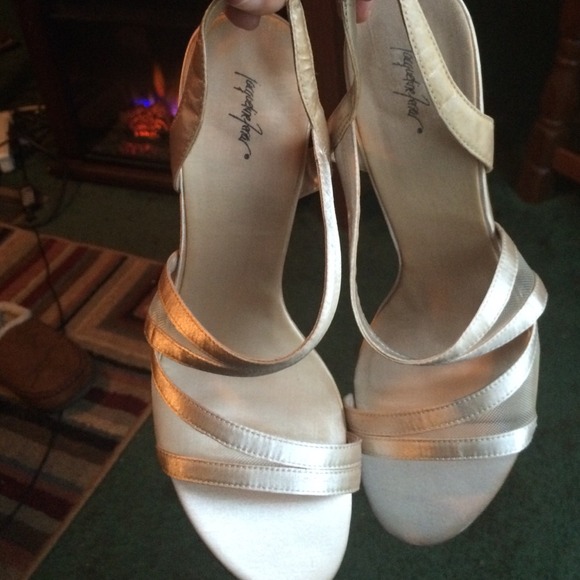 Jacqueline Ferrar light beige dress shoe.