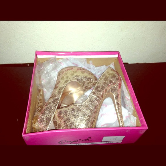 Gold sparkle leopard print pumps