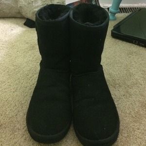 Short black UGGS