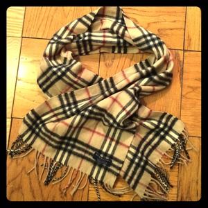 💯 % authentic Classic Burberry scarf