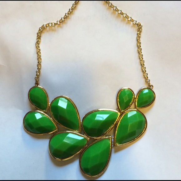Green statement necklace