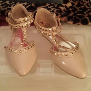 Beige flats / innocent with a touch of bad